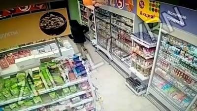 Неадекватный воронежец, сбежавший с продуктами через окно магазина, попал на видео