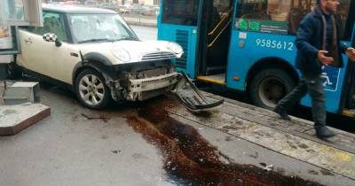 В Москве автомобиль въехал в высаживающий людей на остановке автобус