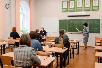 Родители смоленских выпускников сдали ЕГЭ по русскому языку