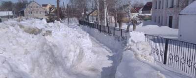 Родители вольских школьников просят власти очистить тротуары от льда и снега