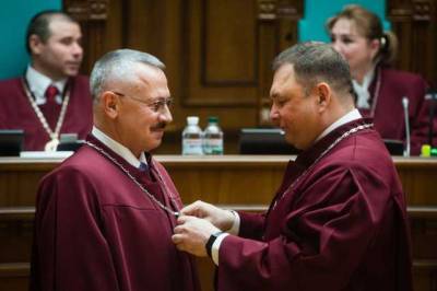 Судді Конституційного Суду хочуть вигнати Головатого