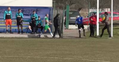 В Болгарии разъяренные футболисты атаковали судью: пришлось спасаться бегством со стадиона (видео)