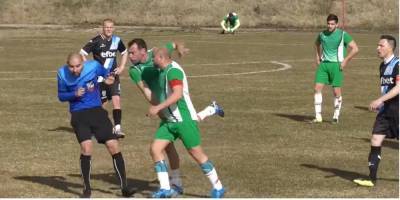 В Болгарии футболисты напали на арбитра и выгнали его за пределы поля — видео