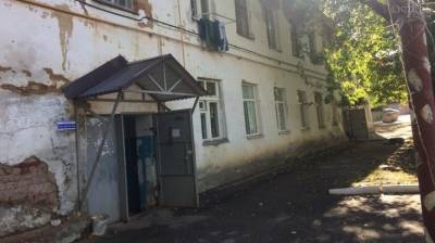 «Перед сыном с потолка упал кирпич»: жильцы саранского дома боятся за свою жизнь