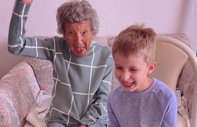 «Ничего милее вы сегодня не увидите»: 102-летняя бабушка занялась фитнесом с внуком и стала звездой соцсетей