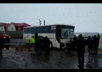 Опубликовано видео с места столкновения автобуса и грузовика в Рязанской области