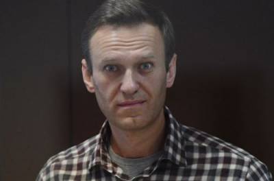 Побритый наголо Навальный пожаловался на мужчину, который мешает ему спать