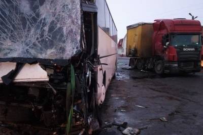 Под Рязанью автобус столкнулся с фурой, пострадали трое