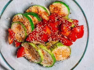 Рецепт теплого салата с томатами и кабачком: постное блюдо на каждый день
