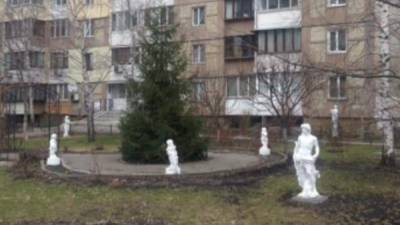 Скульптуры в античном стиле поделили мнения киевлян: в столице заметили необычную композицию