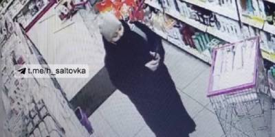 В Харькове в магазине Простор на Салтовском шоссе воровки вытащили кошелек с деньгами у покупательницы, видео - ТЕЛЕГРАФ
