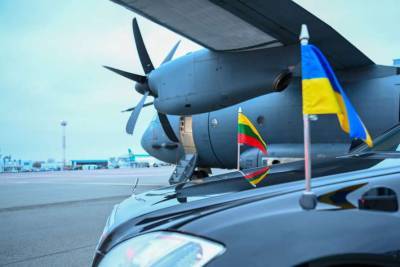 Президент Литвы прибыл в Украину на военном самолете (ФОТО)