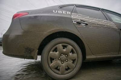 В Красноярске таксист вымыл машину вещами пассажирки, которую укачало в поездке