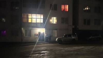 В Иркутске мужчина заперся в квартире с ребенком и угрожал поджогом
