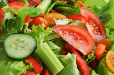 Доктор медицинских наук объяснил, вреден ли салат из огурцов и помидоров