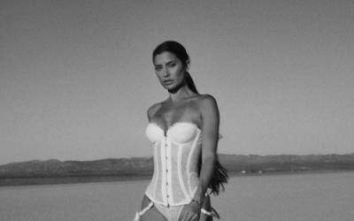 Сексуальная дизайнер снялась в откровенном нижнем белье посреди пустыни: горячие фото