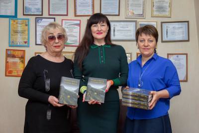 Сахалинская областная библиотека получила в дар книги о флоре и фауне Матуа