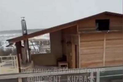 Прокуратура потребовала демонтировать баню на крыше многоэтажки в Кемерове