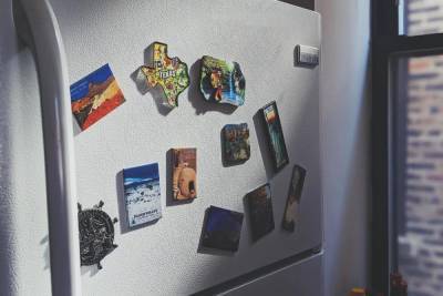 Физик предупредил о скрытой опасности магнитов на холодильнике