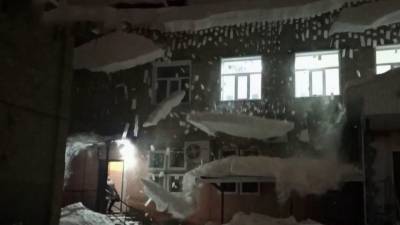 В Ухте сотрудник МЧС спас женщину от падающей с крыши снежной глыбы