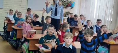ГИБДД Карелии попросила научить детей особому жесту для водителей