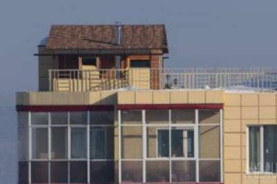 Прокуратура потребовала снести баню на крыше многоэтажки в Кемерове