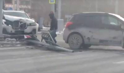 В Тюмени в результате ДТП на улице Широтной упал светофор (Видео)