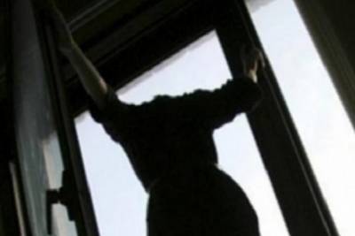 В Ярославле выпав с балкона многоэтажки погибла девочка-подросток