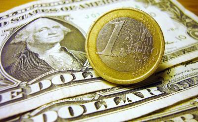 Курс валют сегодня: доллар и евро растут после снижения на открытии торгов