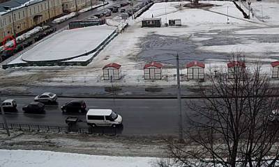 Снежная «лавина» обрушилась с крыши на женщину в Петрозаводске