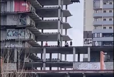Опасные игры подростков на многоэтажке в центре Ростова сняли на видео