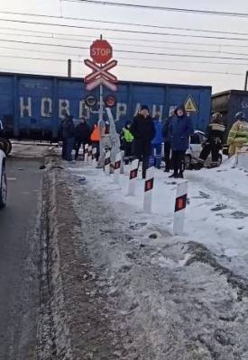 В Челябинске грузовой поезд врезался в автомобиль такси, выехавший на пути