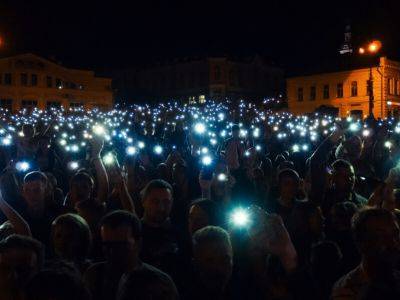 РКН потребовал от Twitter удаления поста активиста об акции с фонариками