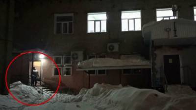 Сотрудник МЧС из Ухты спас женщину от падения тяжелых снежных глыб с крыши дома