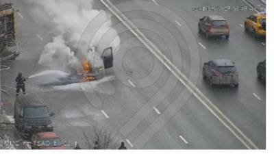 На набережной в центре Москвы загорелся автомобиль