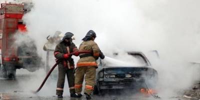 Проезжую часть Фрунзенской набережной перекрыл загоревшийся автомобиль