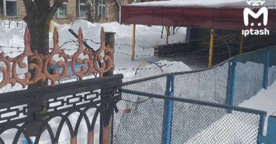 В России детский сад огородили колючей проволокой фото опубликовали в Сети