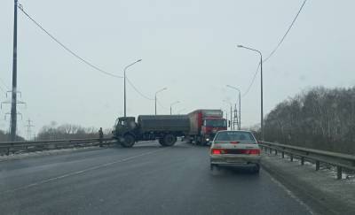 Военный «Камаз» практически полностью перекрыл дорогу в Рязани
