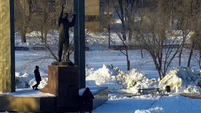 Полицейские нашли подростков, разбивших памятник Гагарину в Оренбурге