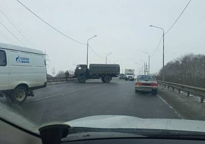 На Южной окружной военный КАМАЗ перегородил дорогу