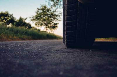 ГИБДД может оштрафовать водителя за смену колес на обочине
