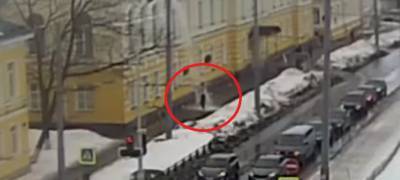 Снег с крыши обрушился на голову еще одного пешехода в Петрозаводске (ВИДЕО)