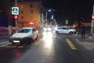 Два пассажира такси пострадали ночью в ДТП в центре Рязани