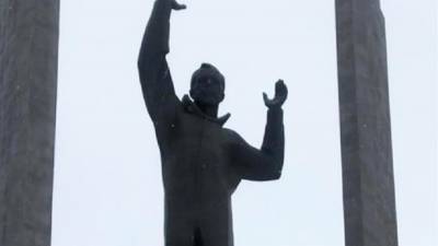 Полиция нашла повредившего основание памятника Гагарину в Оренбурге подростка