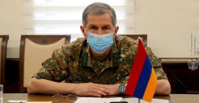 Уволенный Пашиняном глава Генштаба ВС Армении останется в должности до решения суда