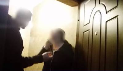 Пьяный киевлянин избил жену и грозился выпрыгнуть из окна, видео: "Я что виноват, что водку продают?"