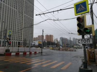 Пешехода сбили на тротуаре на западе Москвы