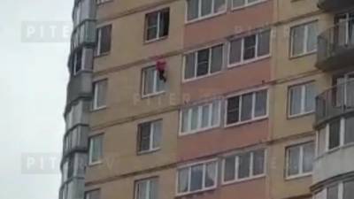 Появилось видео падения 5-летней девочки с 13 этажа на Туристской улице