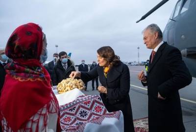 Президент Литвы и его супруга прилетели в Украину