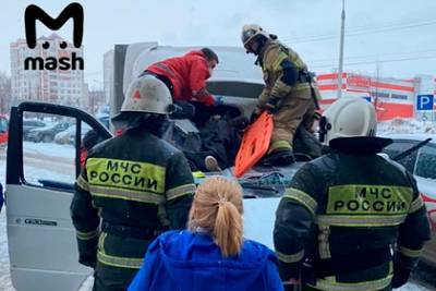 В России ребенок упал с 23 этажа на автомобиль и выжил